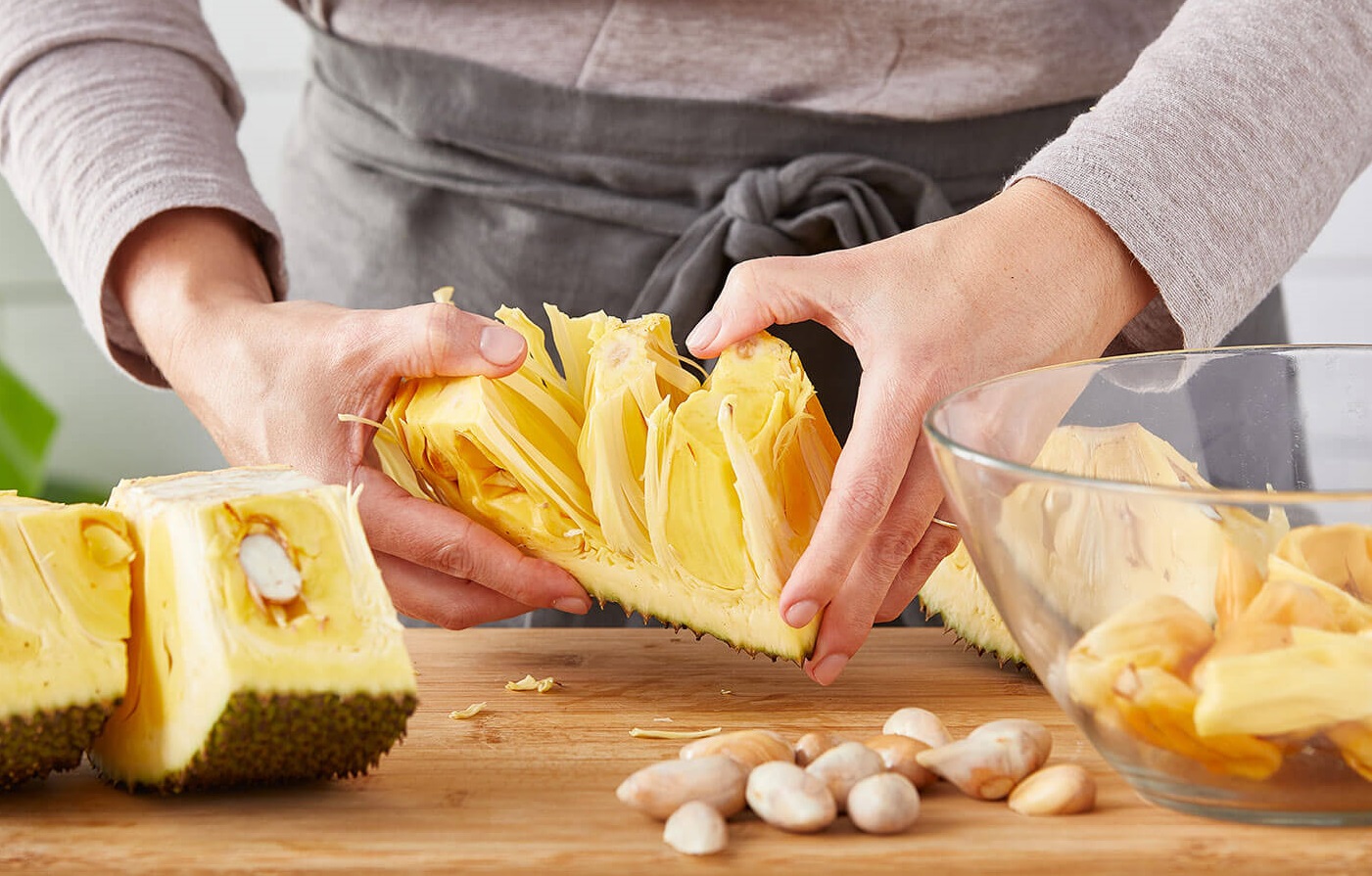 Bạn không nên ăn nhiều bởi có thể bị đầy bụng, khó tiêu, dễ nóng trong Bạn không nên ăn nhiều bởi có thể bị đầy bụng, khó tiêu, dễ nóng trong